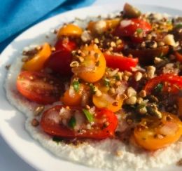 Ensalada de tomates y crema de anacardos